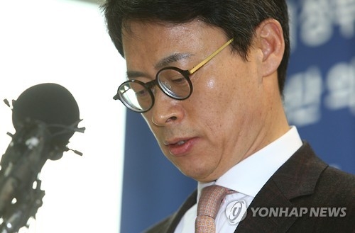 박영수 특검팀 이규철 대변인이 3일 오후 서울 강남구 대치동 특검사무실에서 청와대 압수수색 및 수사진행 상황 관련 브리핑을 하고 있다.
