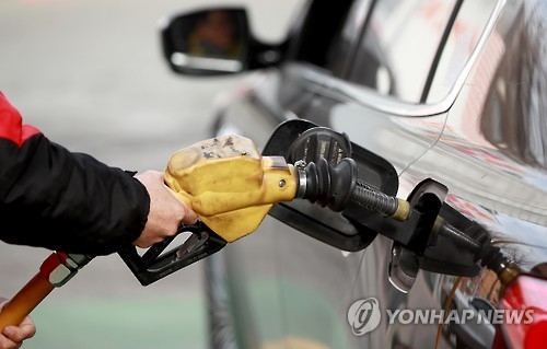 휘발유 값 더 오를까…환율 안정되면 1천700원 안넘을 듯 - 1