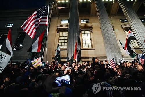 2일 뉴욕 브루클린에서 예멘계 미국인들이 '반이민' 행정명령에 항의해 시위중이.