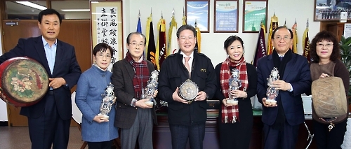 박세복(가운데) 영동군수에게 악기 기증하는 풍류애 회원들 [영동군 제공 = 연합뉴)