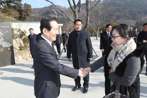 참배객들과 인사하는 정의장