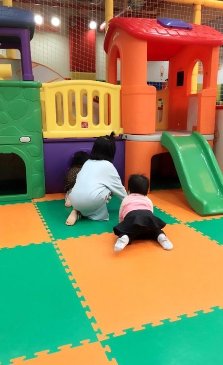한 어린이 놀이시설에서 유아들이 노는 모습.
