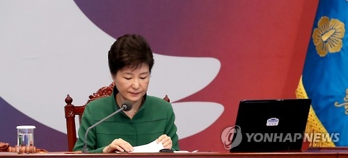 자료 보는 박 대통령(서울=연합뉴스) 백승렬 기자 = 박근혜 대통령이 11일 오전 청와대-세종청사 간 영상국무회의에서 발언을 마친 뒤 자료를 보고 있다. 2016.10.11 srbaek@yna.co.kr(끝)