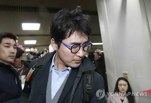 증인 출석하는 이성한(서울=연합뉴스) 한종찬 기자 = '비선 실세' 최순실 게이트를 폭로한 이성한 미르재단 전 사무총장이 6일 최순실 씨 재판에 증인으로 참석하기 위해서초구 서울중앙지방법원에 도착, 법정으로 향하고 있다. 2017.2.6