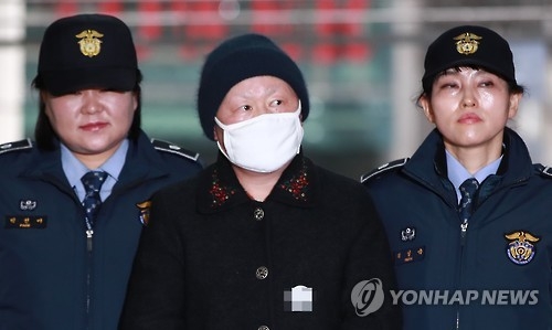 김경숙 전 이화여대 신산업융합대학장이 5일 오후 서울 강남구 대치동 박영수 특별검사 사무실로 소환되고 있다.