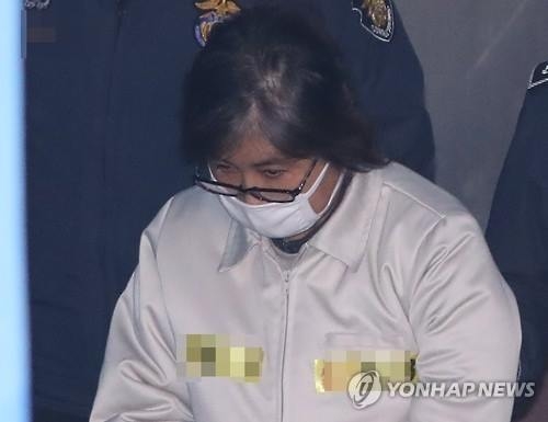공판 출석하는 최순실(서울=연합뉴스) 김도훈 기자 = 국정농단 사태의 주범인 '비선실세' 최순실 씨가 6일 오전 서울 서초구 서울중앙지법에서 열린 9회 공판에 출석하기 위해 호송차에서 내려 법정으로 향하고 있다.이날 오후 고영태 전 더블루K가 증인으로 법정에 출석할 예정이다. 2017.2.6superdoo82@yna.co.kr