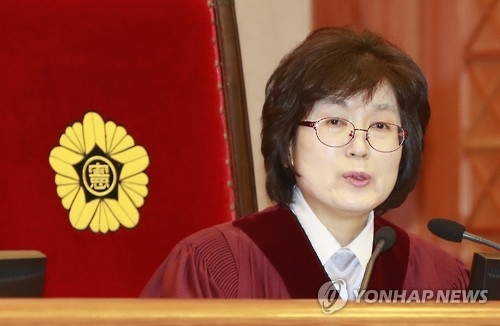 발언하는 이정미 헌법재판소장 권한대행 (서울=연합뉴스) 한종찬 기자 = 7일 오전 서울 종로구 재동 헌법재판소에서 열린 박근혜 대통령 탄핵심판 사건 11차 변론에서 이정미 헌법재판소장 권한대행이 발언하고 있다. 2017.2.7saba@yna.co.kr(끝)