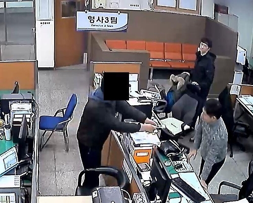 땀흘려 번 일당으로 3만원 갚는 A씨.