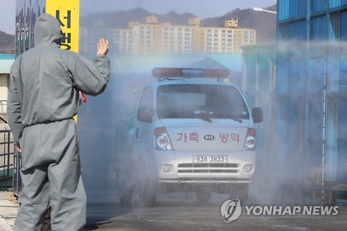 구제역 확산 방지 총력(강진=연합뉴스) 정회성 기자 = 7일 오후 전남 강진군 군동면 강진우시장 입구 거점소독소에서 방역당국 관계자가 축산차량을 소독하고 있다. 2017.2.7