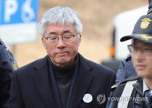 눈 감은 김종덕 전 장관