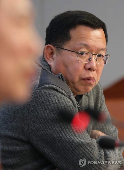 안보정책 토론회 참석한 전인범(서울=연합뉴스) 안정원 기자 = 문재인 더불어민주당 전 대표 캠프에 합류한 전인범 전 특전사령관이 6일 오후 국회 의원회관에서 열린 '이명박 박근혜 정부 국방 안보정책 평가 토론회'에 참석, 패널의 발언을 듣고 있다. 2017.2.6jeong@yna.co.kr(끝)