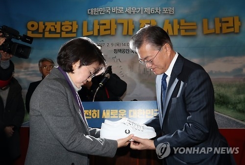 '초인종 의인' 故안치범 부친 文 지지…文 "헌법에 안전 명시" - 1