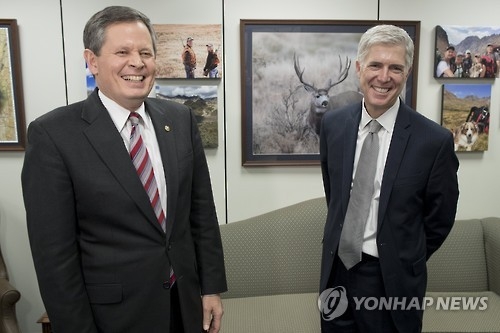 고서치 대법관 후보자(오른쪽)가 공화당 데인스 의원과 환담하고 있다.