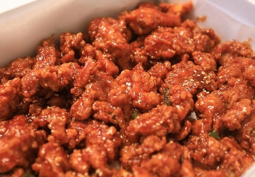 조청 등을 이용한 전통 요리법으로 만든 닭강정(성연재 기자)