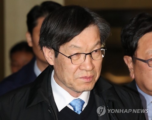옛 포스코 계열 광고업체 포레카 지분 강탈 의혹과 관련해 권오준 포스코 회장이 지난해 11월 12일 오전 서울 서초동 서울중앙지검에서 조사를 마친 뒤 귀가하고 있다.