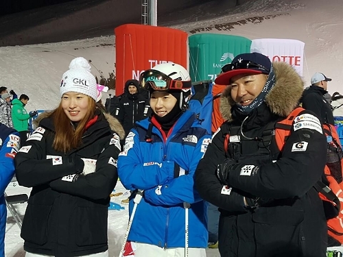 왼쪽부터 서지원, 서정화, 토비 도슨 감독.
