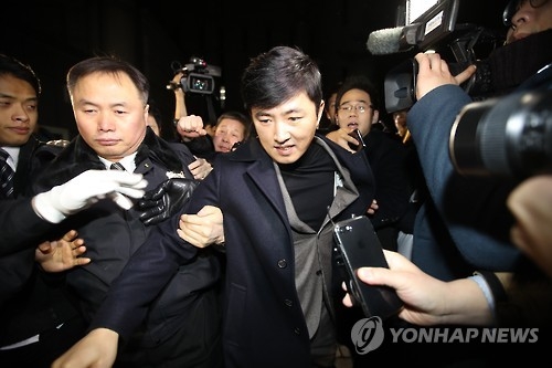 취재진 뚫고 (서울=연합뉴스) 박동주 기자 = 6일 서초구 서울중앙지법에서 열린 최순실 씨 재판에 증인으로 출석했던 고영태 전 더블루K 이사가 법정을 나서 차에 타고 있다. 2017.2.6pdj6635@yna.co.kr(끝)