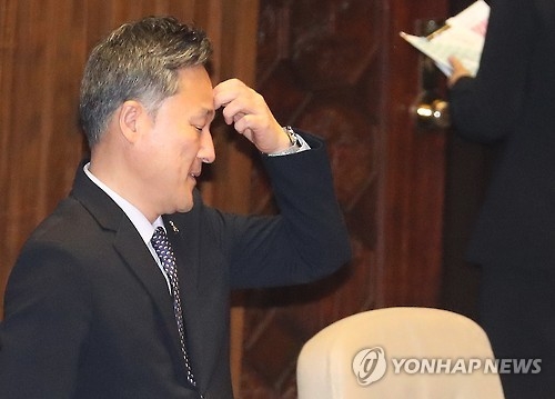 與, '누드풍자 논란' 표창원 윤리특위 위원직 사퇴 촉구 - 1