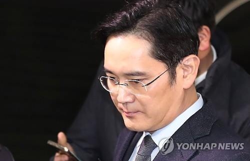 고강도 조사 마친 이재용 부회장 (서울=연합뉴스) 이상학 기자 = 뇌물공여 등 혐의를 받는 이재용 삼성전자 부회장이 14일 오전 서울 대치동 박영수 특별검사팀에서 피의자 신분으로 조사를 마친 뒤 차량에 오르고 있다. 32일만에 다시 소환된 이 부회장은 15시간이 넘는 고강도 조사를 받았다. 2017.2.14leesh@yna.co.kr(끝)