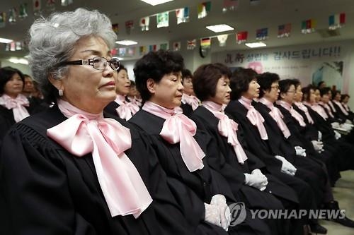 꽃보다 아름다운 졸업생(서울=연합뉴스) 진연수 기자 = 17일 오전 서울 종로구 숭인동 평생교육학교 진형중고등학교에서 열린 졸업식에 참석한 만학도들이 격려사를 듣고 있다. 2017.2.17jin90@yna.co.kr(끝)