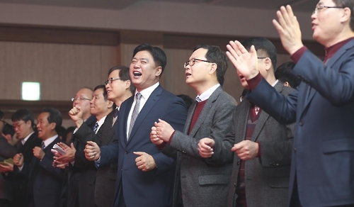 기관장들 축사 빼고 학장은 축가…"졸업식 주인공은 학생" - 3