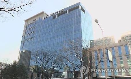 최경환 자유한국당 의원실 인턴 직원의 중소기업진흥공단 채용 청탁 의혹과 관련해 업무방해 혐의로 재판을 받고 있는 박철규 전 중진공 이사장 등에 대한 재판이 24일 수원지방법원 안양지원에서 열린다.(안양=연합뉴스)