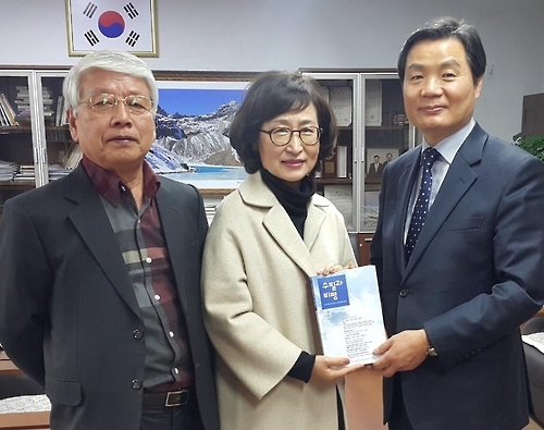 수필가 등단 윤선경(가운데)씨