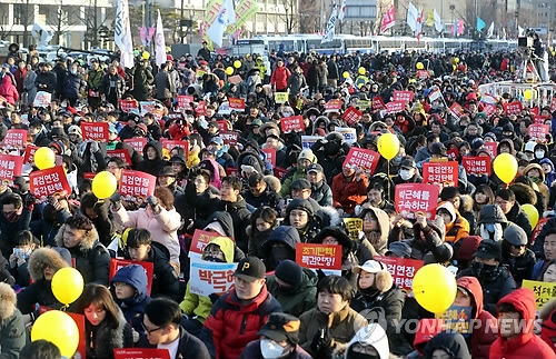 '특검연장과 즉각탄핵'(서울=연합뉴스) 한상균 기자 = 18일 오후 광화문 광장에서 박근혜 대통령 탄핵 촉구 촛불집회가 열리고 있다. 2017.2.18xyz@yna.co.kr(끝)