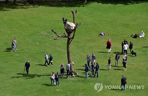 2012년 카셀 도쿠멘타에 전시된 이탈리아 작가의 조각을 관람하는 시민들
