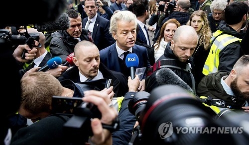 언론 인터뷰하는 빌더르스