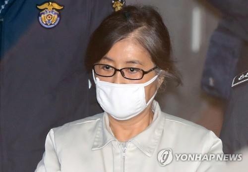 '고영태 녹취록' 공개 재판장으로 향하는 최순실(서울=연합뉴스) 임헌정 기자 = 국정농단 사태의 주범인 '비선실세' 최순실 씨가 20일 오전 서울 서초구 서울중앙지법에서 열린 속행공판에 출석하기 위해 호송차에서 내려 법정으로 향하고 있다. 이날 재판에서는 최씨의 최측근이었다가 사이가 틀어진 뒤 각종 의혹을 폭로한 고영태 전 더블루K 이사와 지인들의 대화가 담긴 이른바 '고영태 녹음파일'이 일부 공개된다. 2017.2.20kane@yna.co.kr(끝)