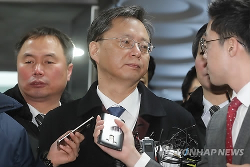 취재진 질문 받는 우병우 전 수석