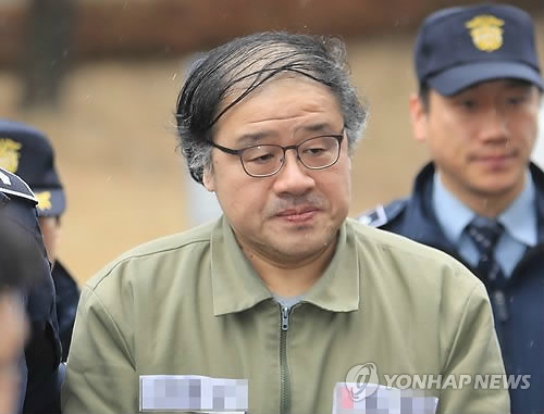 헌재 출석하는 안종범(서울=연합뉴스) 서명곤 기자 = 안종범 전 청와대 정책조정수석이 22일 오전 서울 종로구 재동 헌법재판소에서 열린 탄핵심판 16차 변론에 출석하기 위해 호송차에서 내려 심판정으로 향하고 있다. 2017.2.22seephoto@yna.co.kr(끝)