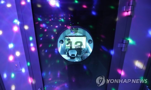 서울 시내의 한 노래방에서 한 남성이 홀로 노래를 하고 있다. [연합뉴스 자료사진]