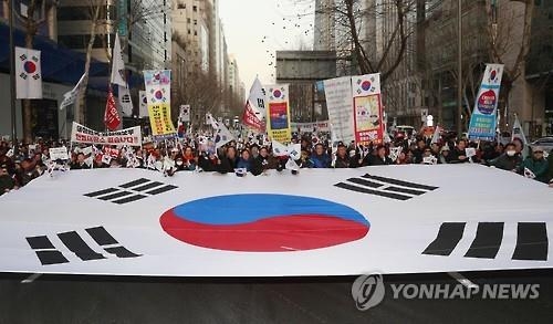 '태극기를 들고 행진'