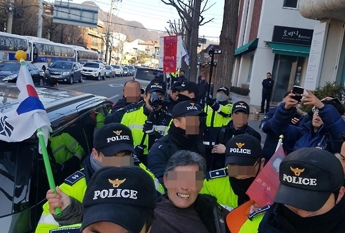 격리되는 태극기 시위대