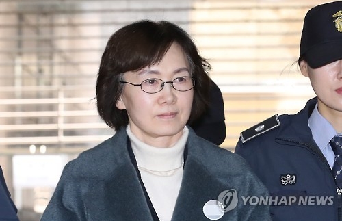 최순실씨 딸 정유라씨에게 입학 및 학사 특혜를 준 혐의로 구속된 최경희 전 이화여대 총장이 조사를 받기위해 지난 20일 오후 서울 강남구 대치동 특검사무실로 들어서고 있다.