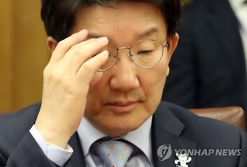 안경 고쳐 쓰는 권성동(서울=연합뉴스) 박동주 기자 = 국회 법제사법위원회 권성동 법사위원장이 21일 오후 서울 국회 접견실에서 열린 상임위원장단 간담회에서 안경을 고쳐 쓰고 있다. 2017.2.21pdj6635@yna.co.kr(끝)