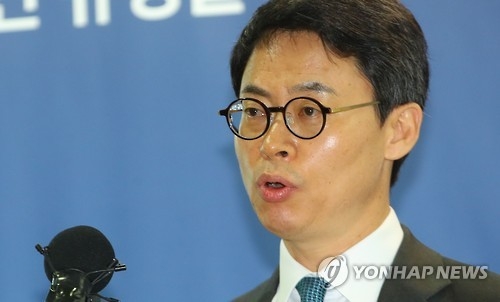 특검 대변인 이규철 특검보가 27일 서울 강남구 대치동 특검 기자실에서 황교안 대통령 권한대행 국무총리의 수사 기간 연장을 불승인 결정에 대해 입장을 밝히고 있다.