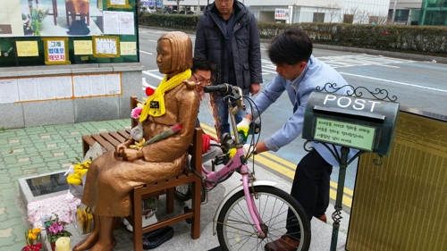 자전거 묶고, 쓰레기 마구 버리고…부산 소녀상 '몸살' - 3