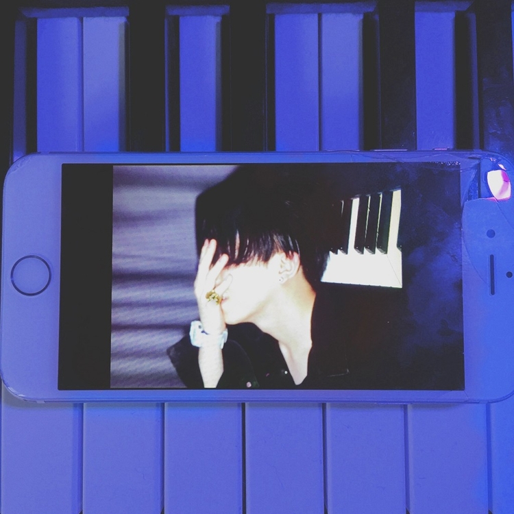 창모의 앨범 '돈 벌 시간 2' 재킷