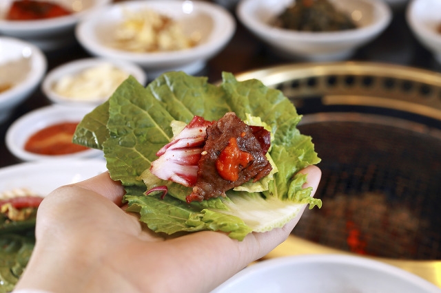 수원왕갈비는 야채에 싸서 먹어야 제맛이 난다.