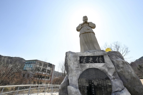 정읍사문화공원 내 망부상