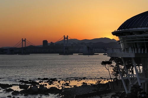동백섬 전망대에서 바라본 광안대교와 누리마루 APEC하우스