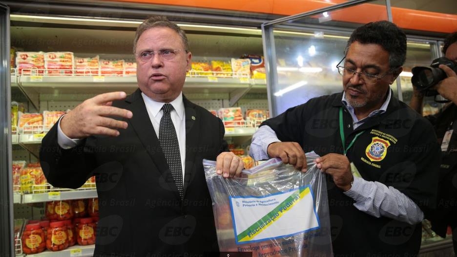 슈퍼마켓의 육류 매장을 둘러보는 블라이루 마기 브라질 농업장관(왼쪽)