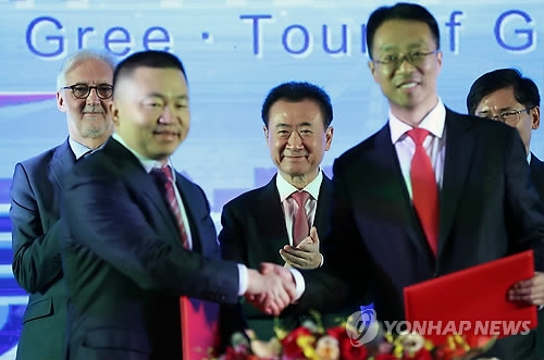 사진은 왕젠린(王健林, 가운데) 완다 회장이 작년 베이징에서 내년 광시(廣西) 사이