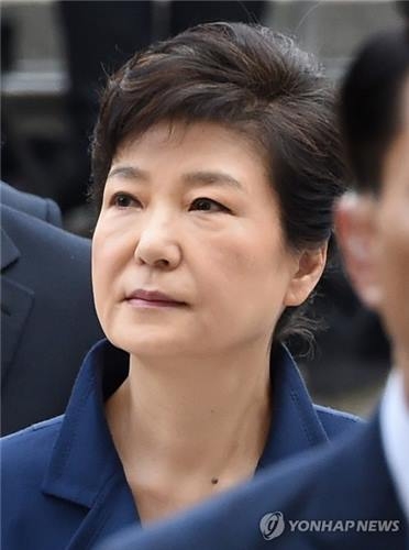 상념에 잠긴 박 전 대통령(서울 사진공동취재단=연합뉴스) 박근혜 전 대통령이 30일 오전 서울 서초구 서울중앙지방법원에 영장실질심사를 받기 위해 들어서고 있다. 2017.3.30photo@yna.co.kr(끝)