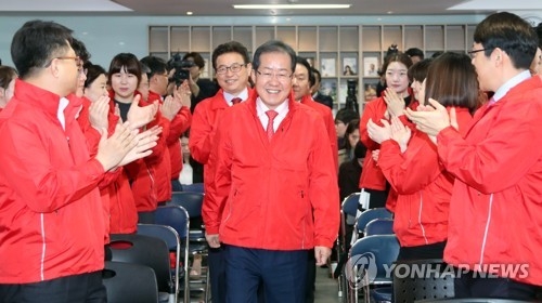 홍준표 "文과 내가 각이 선다…한국당·민주당구도로 압축될 것" - 1