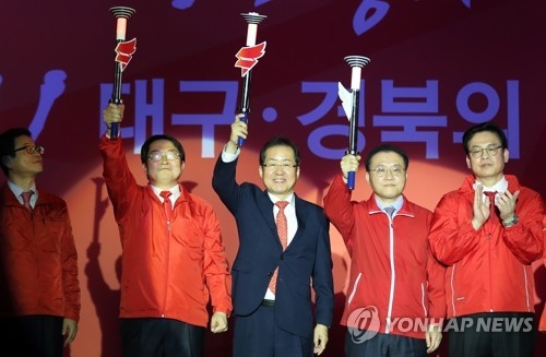 최경환·윤상현 "홍준표가 보수적자"…洪에 힘싣는 친박 - 2