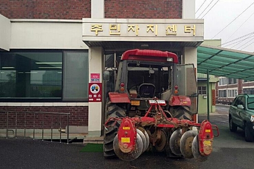 읍사무소 돌진한 트랙터